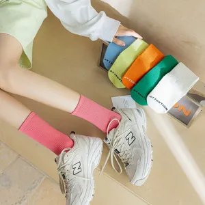 Bunte sportliche Buchstaben WadenSocken für Damen, elastische Baumwoll Modische Strümpfe.