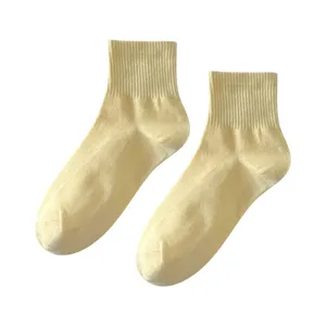Calcetines cómodos de algodón amarillo pálido para mujer con estilo color macarrón