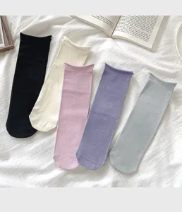 Detailansicht einfarbiger Freizeitsocken in fünf vielseitigen Farben für den täglichen Look.