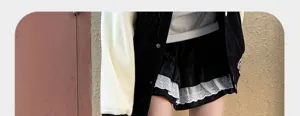 Vista detallada de una falda de encaje negra estilo preppy japonés con una chaqueta varsity