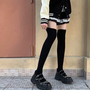 Calcetines altos negros estilo japonés con zapatos Mary Jane de plataforma gruesa