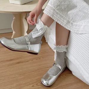 Japanische Lolita-Socken in Grau mit weißem Spitzenbesatz und dekorativen Schleifen