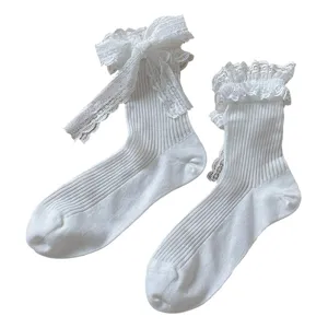 Elegante weiße Lolita-Socken mit Spitzenrüschen und einer großen Schleife für modebewusste Damen.