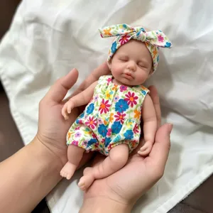 Muñeca Reborn Realista de Silicona Sólida Completa Recién Nacido Lifelike Mini Muñeca Con Atuendo Floral Diadema Chupete Juguete de Compañía Regalo
