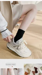 Detailansicht von atmungsaktiven Samt-Stapelsocken in Schwarz kombiniert mit Sneakern