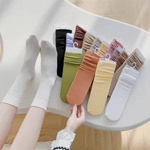 Dünne Slouch-Socken für Damen in verschiedenen Pastellfarben mit feiner Rippstruktur