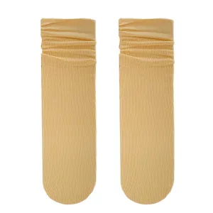 Cremefarbene dünne Slouch-Socken für Damen mit weicher gerippter Samt-Textur.