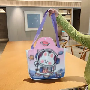 Leuke cartoon astronaut konijn canvas tas in een gezellige binnenhuisstijl omgeving.