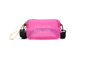 Detail van fuchsia transparante jelly mini crossbody tas met Fashion Mini Girl opdruk