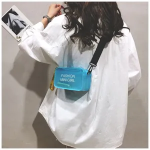 Gedetailleerd achteraanzicht van een model met een blauwe transparante mini crossbodytas.