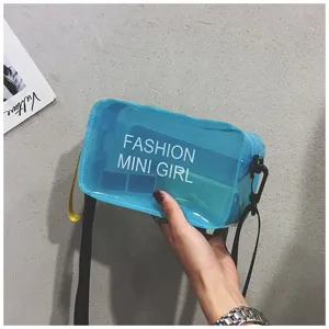 Trendy blauwe transparante jelly crossbody tas in de hand voor maat en details