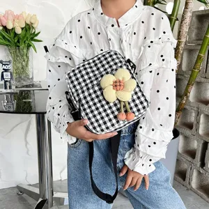 Mini bolso bandolera de cuadros vichy blanco y negro con un lindo amuleto de flores