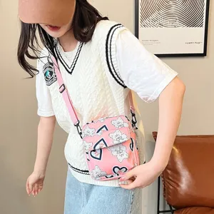 Bolso bandolera de nailon rosa con estampados de ositos y corazones