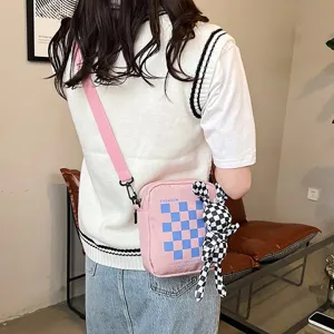 Bolso bandolera rosa de estilo japonés con conejo a cuadros en primer plano