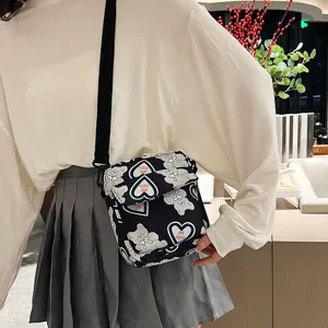 Vista detallada del lindo bolso bandolera de nailon con estampado de oso en modelo