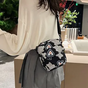 Detalle de los lindos patrones de osos y corazones en el bolso bandolera de nailon