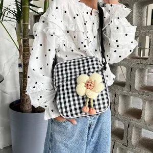 Mini bolso bandolera de cuadros con un adorno de flor amarilla 3D para niñas.