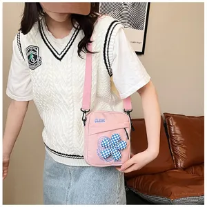 Joven elegante con un bolso de lona rosa de estilo academia con detalle de flor a cuadros