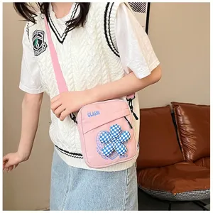 Bolso bandolera de lona rosa de estilo preppy con adorno de flor a cuadros azules
