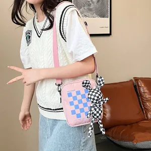 Lindo bolso bandolera a cuadros rosa para mujer con accesorio de muñeco de conejo blanco y negro