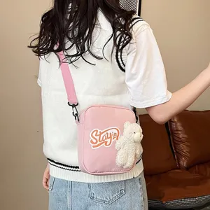 Bolso bandolera de nailon rosa para niñas con peluche de oso y detalle de texto