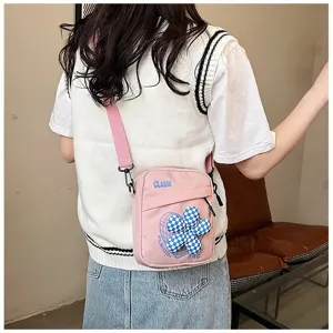 Bolso bandolera rosa estilo preppy con adorno de flor a cuadros en modelo