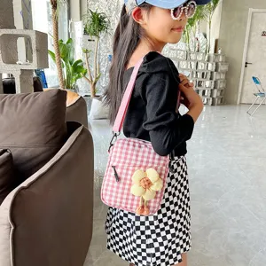 Minibolso bandolera de cuadros para niña con detalle de flor amarilla