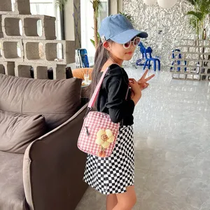 Mini bolso bandolera de cuadros rosa para niñas con un lindo adorno de flor en 3D.