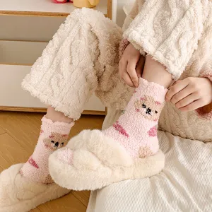 Calzini invernali rosa in morbido pile corallo da donna con un simpatico orsetto.