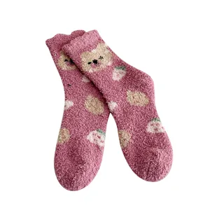 Calzini donna invernali caldi in pile corallo con simpatici orsi e fragole, spessi & molto comodi.