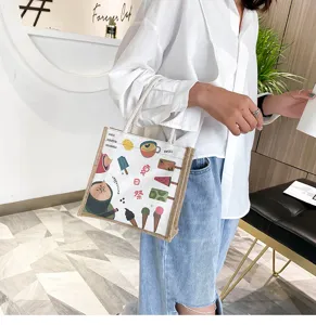 Stylische Jute-Tragetasche mit buntem Sommer-Graffiti-Print, von einem Model gehalten