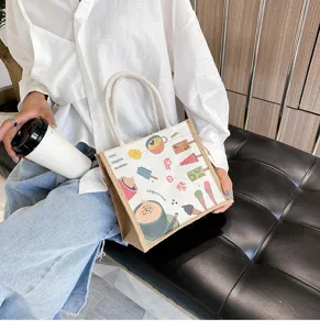 Asiatisches Model hält eine bedruckte Jute-Einkaufstasche mit Sommer-Eiscreme-Graffiti