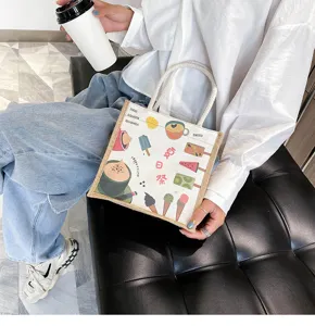 Nahaufnahme einer modischen Sackleinen-Tragetasche mit bunten Sommer-Graffiti-Prints