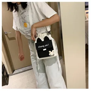 Detailweergave van een Japanse canvas crossbodytas met schattig konijnenmotief