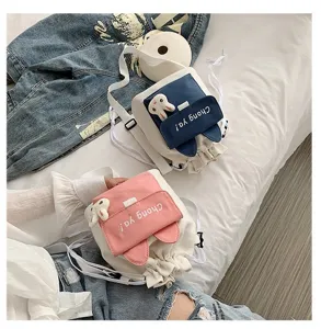 Twee leuke canvas crossbodytassen met konijnenoren en 'Chong ya!'-print op wit laken