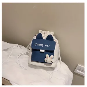 Detailweergave van een Japanse canvas crossbodytas met een schattig konijnenontwerp en oren