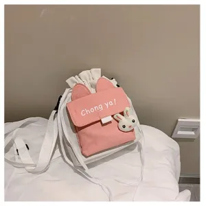 Detailweergave van de schattige roze canvas crossbodytas met konijnenoren en pluche