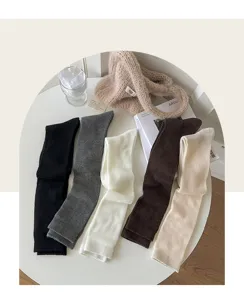 Kollektion von einfarbigen Kaschmir-Strickkniestrümpfen in fünf neutralen Tönen auf Tisch