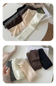 Detailansicht der Strickstruktur von weichen Kaschmir-Kniestrümpfen in neutralen Farben