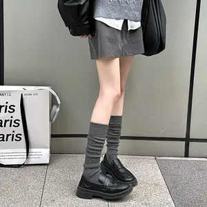 Schicke graue Beinstulpen aus Kaschmir-Mischung mit schwarzen Slippern für JK-Look
