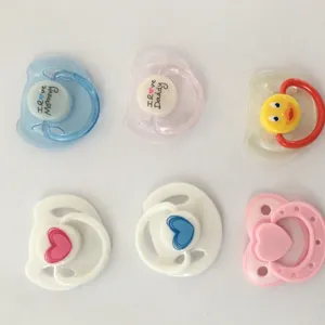 Collection de 6 tétines magnétiques colorées pour poupées avec motifs cœurs et canard