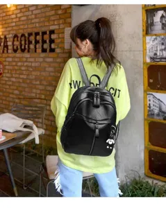 Μινιμαλιστικό μαύρο σακίδιο πλάτης από δέρμα PU για γυναίκες σε αστικό street στυλ