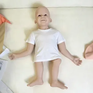 Detailansicht eines 42-Zoll unbemalten Reborn-Puppen-Kits mit einem weißen T-Shirt