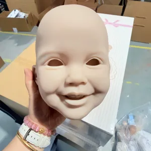 Detailansicht eines unbemalten 42-Zoll-Reborn-Kleinkindpuppen-Kopfmodells mit realistischem Design