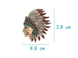 Spilla creativa testa di indiano con pietre colorate, 5,8 cm x 4,8 cm