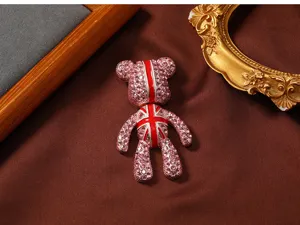 Detailweergave van een roze strass teddybeer broche met een Union Jack design