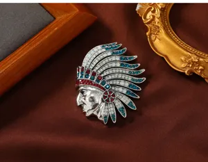 Primo piano dettagliato della spilla vintage capo indiano con strass rossi e blu.