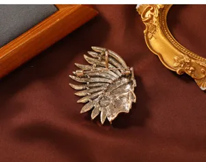 Dettaglio del retro di una spilla capo indiano in bronzo vintage con chiusura di sicurezza