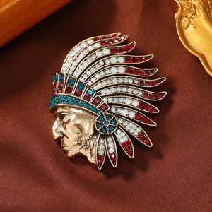 Spilla vintage a forma di capo indiano con strass colorati per giacca da uomo elegante