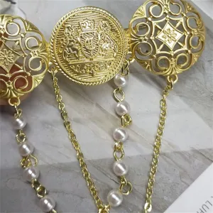 Spilla vintage in oro con stemma a rilievo ed eleganti catene di perle bianche da donna